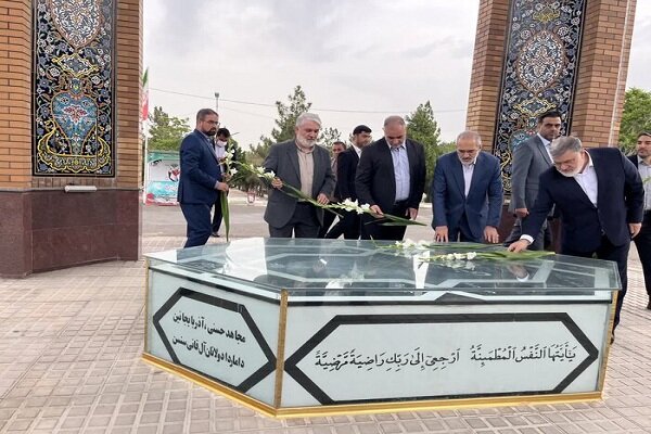 ادای احترام معاون پارلمانی رئیس جمهور به مقام شامخ شهدای
ارومیه