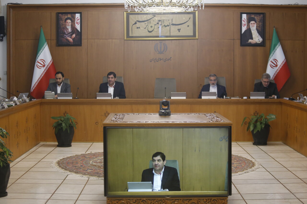دستور مخبر به وزیر اقتصاد: ظرف یک ماه مسائل گمرکات سامان‌دهی
شود