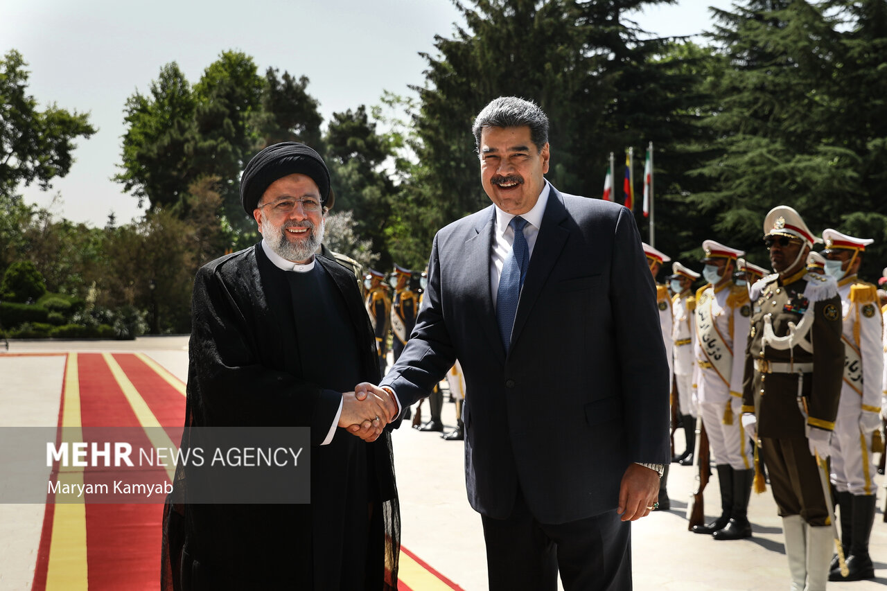 رئیس جمهور مورد استقبال رسمی نیکولاس مادورو قرار
گرفت