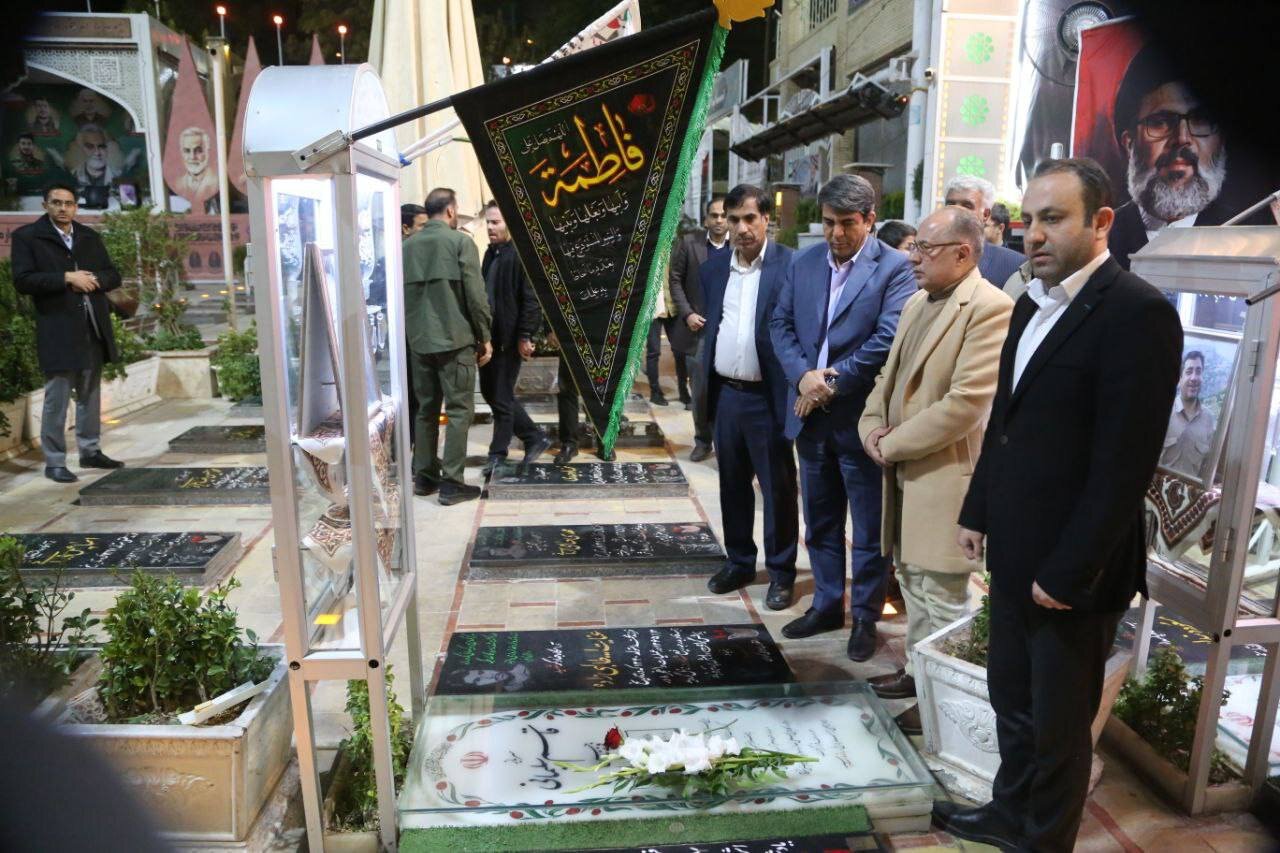 ادای احترام معاون پارلمانی رئیس جمهور به سپهبد شهید حاج قاسم
سلیمانی