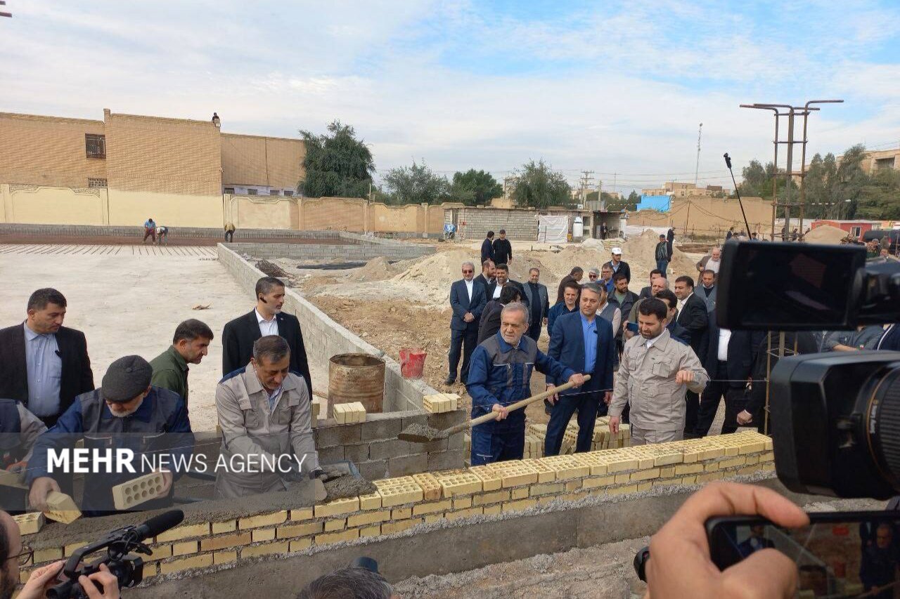 اقدام جالب رئیس جمهور در اهواز؛ لباس کارگری بر تن
پزشکیان
