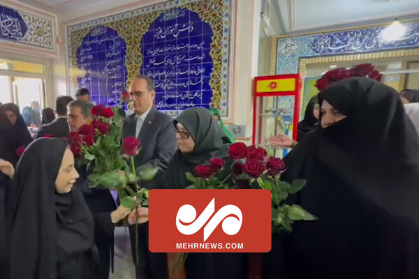 اهدای گل توسط سخنگوی دولت به دانش آموزان در آغاز سال
تحصیلی