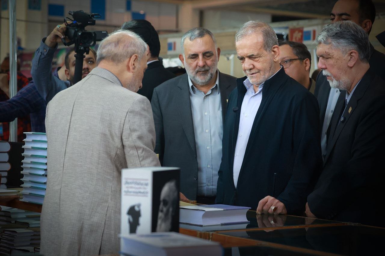 بازدید رئیس‌جمهور از سی و ششمین نمایشگاه بین‌المللی کتاب
تهران