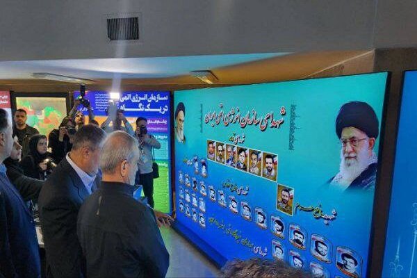 بازدید رئیس‌جمهور از نمایشگاه دستاوردهای صنعت
هسته‌ای