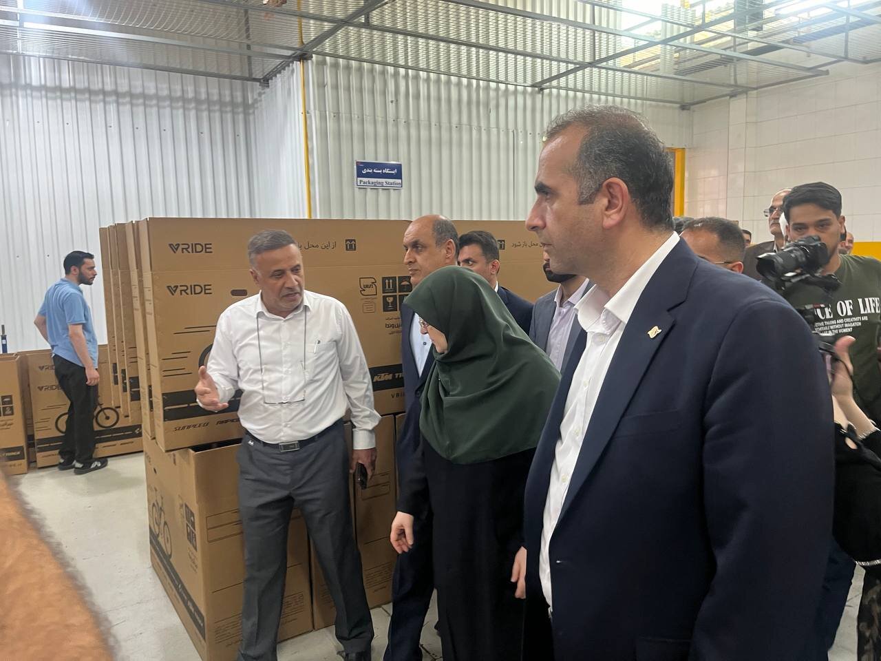 بازدید مهاجرانی از یک کارخانه تولید دوچرخه در انزلی