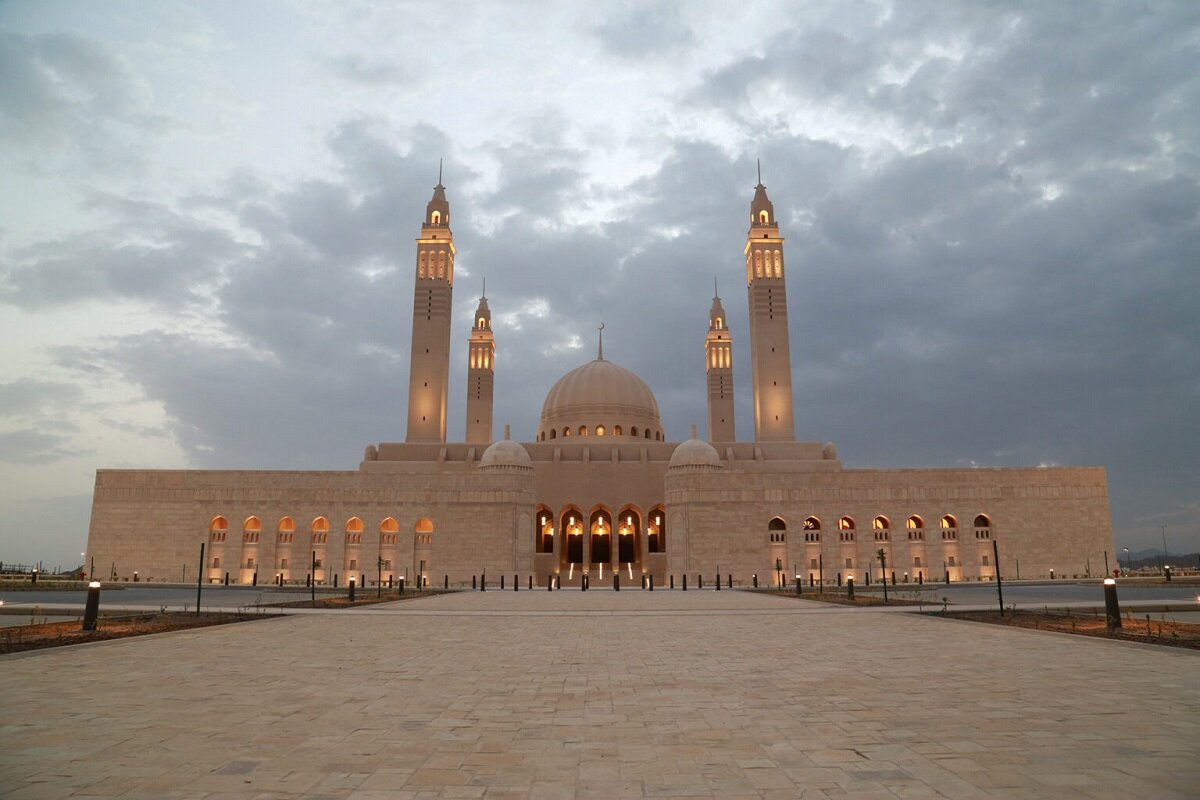 بازدید پزشکیان از مسجد جامع سلطان قابوس