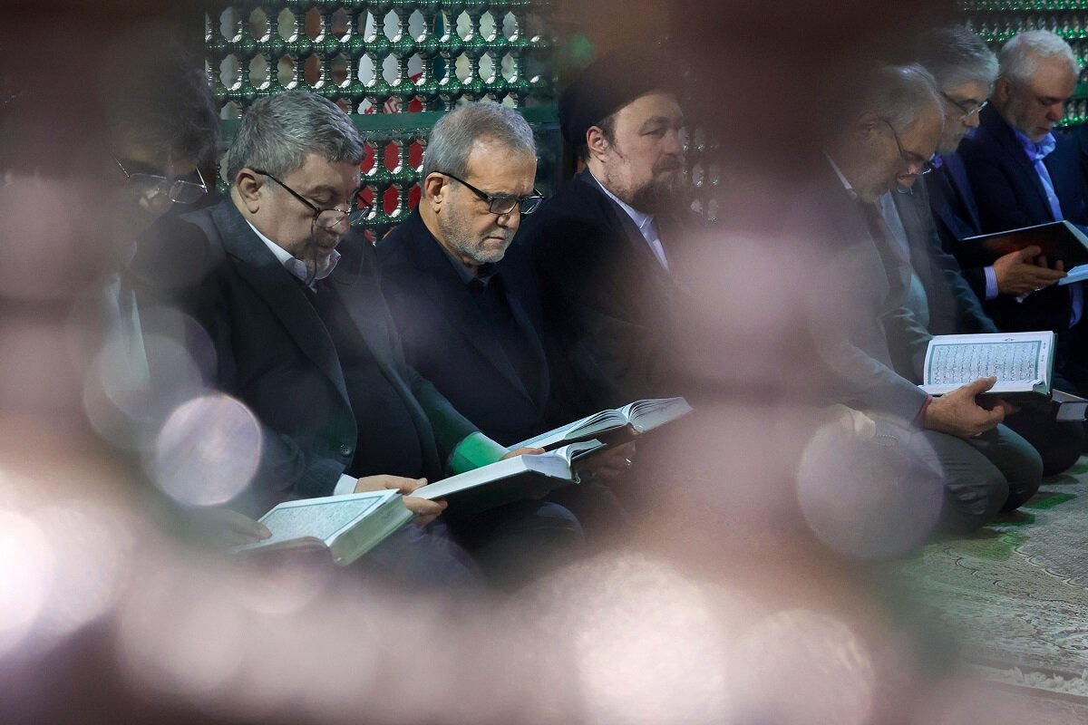 تجدید میثاق هیئت دولت با آرمان‌های امام(ره)؛ پزشکیان: در
برابر دشمن ید واحده باشیم