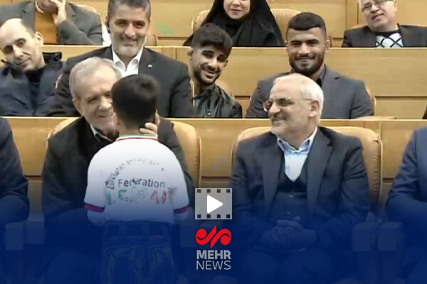 تشویق رئیس جمهور و هیئت همراه برای هنرنمایی باستانی کار
خردسال