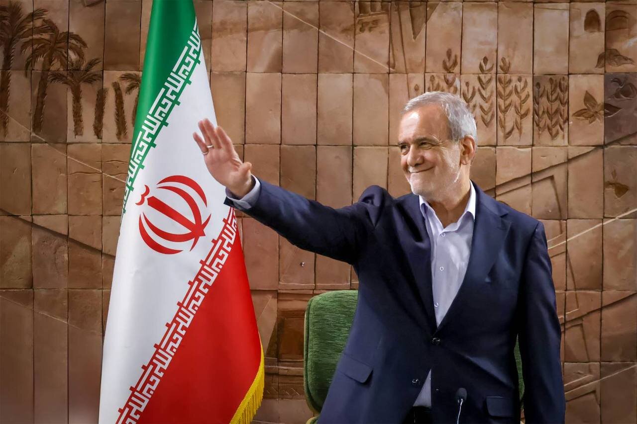 تقدیر رئیس‌جمهور از فرمانده و خدمه ناوشکن دنا و زیردریایی
فاتح