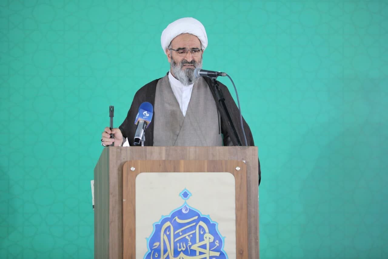 حضرت فاطمه (س) و حضرت معصومه (س) الگوی دختران هستند