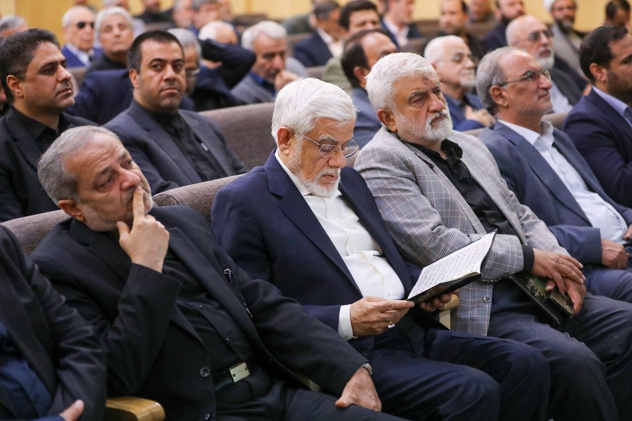 حضور عارف در مراسم ختم خیر مدرسه‌ساز