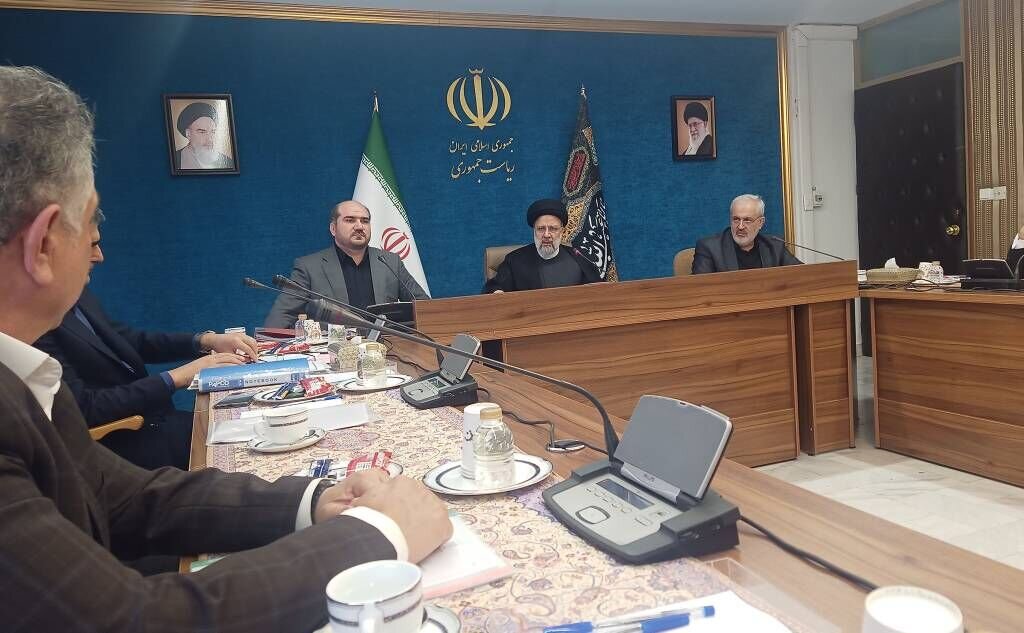 رئیس جمهور: مشکلات تولید با بخشنامه و دستور حل
نمی‌شود