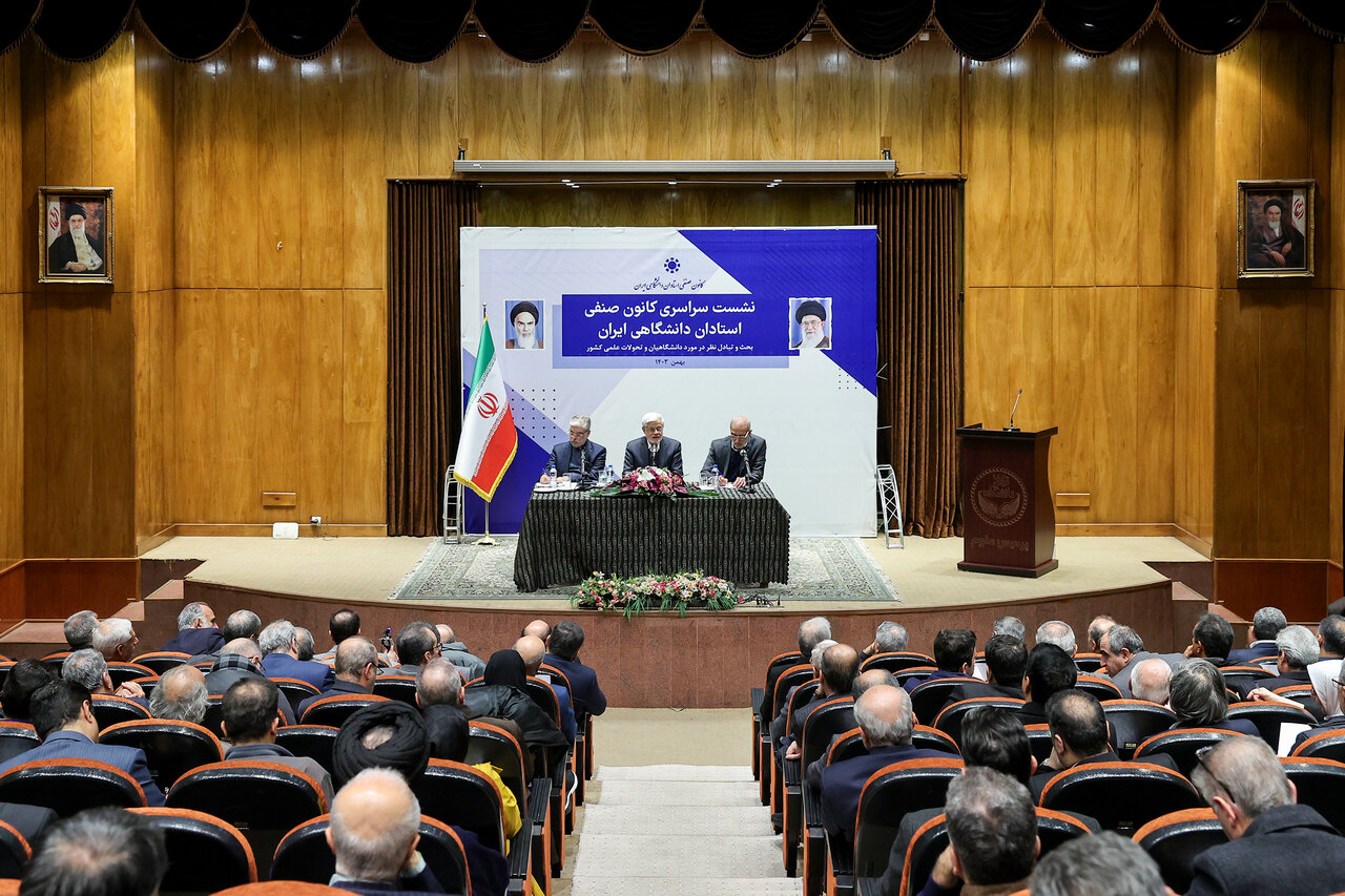 عارف: اعتقاد دولت چهاردهم شکل‌گیری کانون‌های فکری و
بهره‌گیری از اساتید جوان است