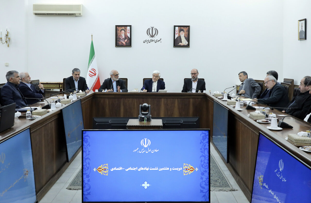 عارف: باید برای حوزه تمدنی ۳۰۰ میلیون نفری ایران، تولید
داشته باشیم