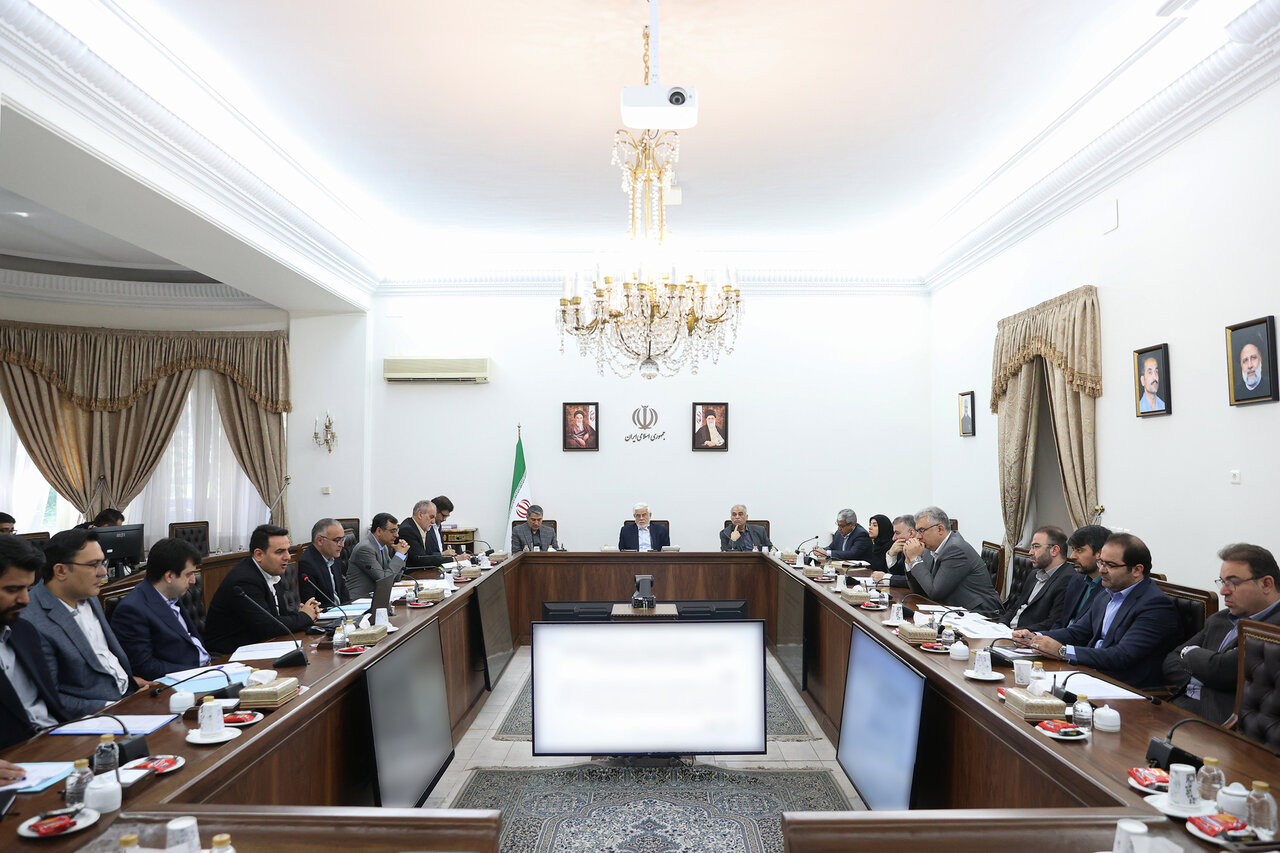 عارف: باید موانعی را که بر سر راه تولید است با سرعت بیشتری
برطرف کنیم