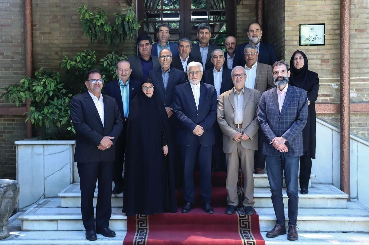 عارف: باید نگاه جوانان از خارج مرزها به مرکز و داخل کشور
متمرکز شود