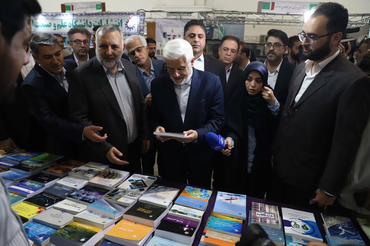 عارف: کتاب کاغذی همواره اولویت خود را نسبت به فضای مجازی حفظ
کرده است