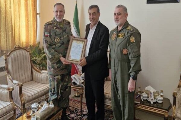فرمانده نیروی زمینی ارتش با معاون اجرایی رئیس جمهور دیدار
کرد
