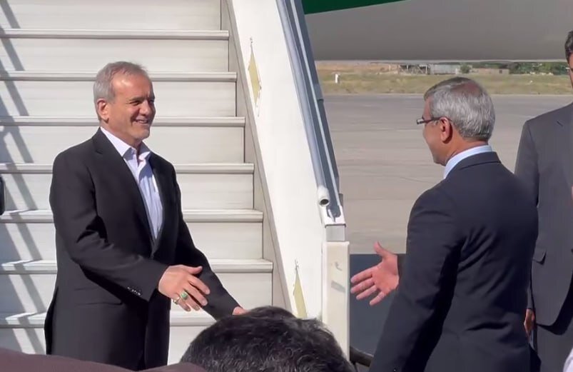 لحظه ورود رئیس جمهور به مشهد