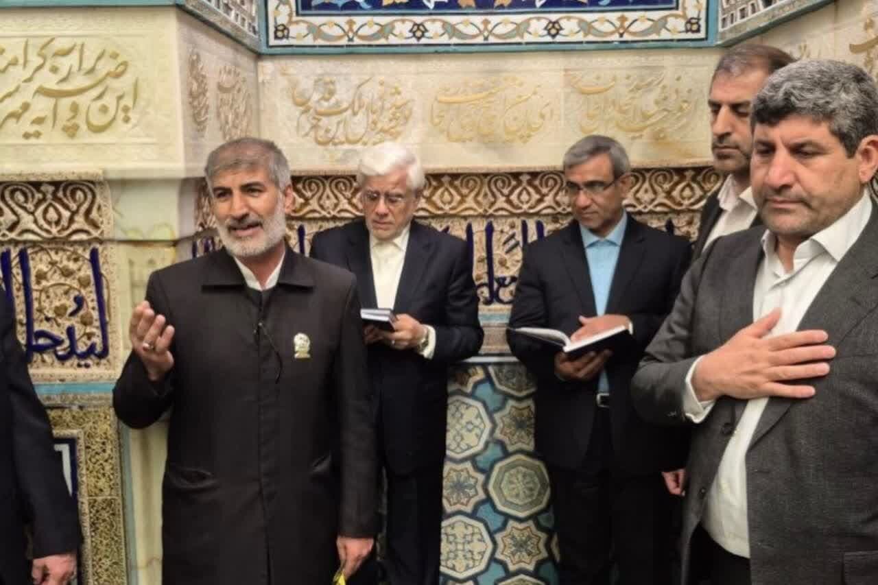 معاون اول رئیس‌جمهور به زیارت بارگاه نورانی امام رضا (ع)
مشرف شد