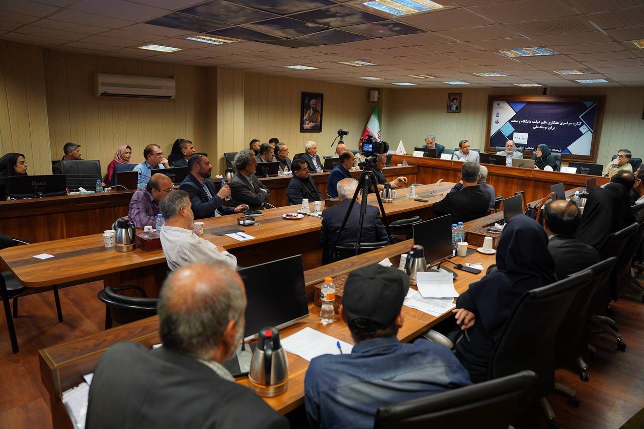 مهاجرانی: صنایع با فعالیت خود نشان دادند زندگی در وسط جنگ
جریان دارد
