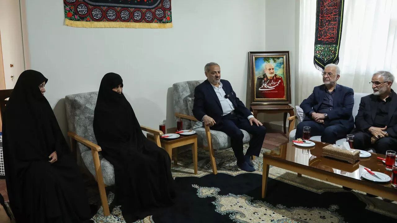 مومنی: پیروزی در جنگ را مدیون شهدایی مثل شهید حاجی‌زاده
هستیم