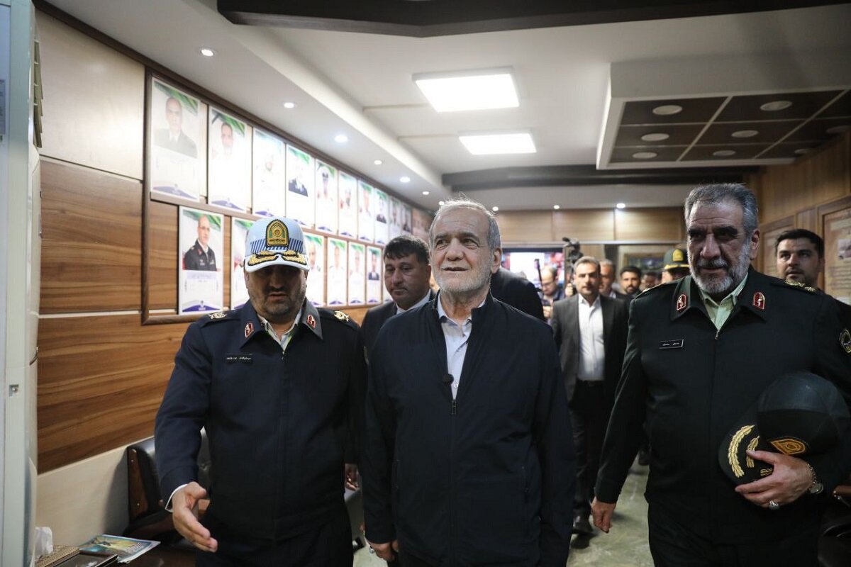 پزشکیان از ستاد فرماندهی راهور تهران بازدید کرد