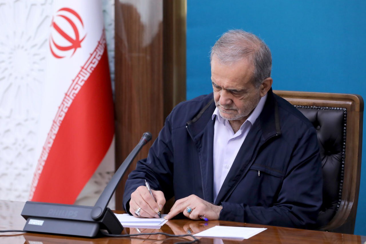 پزشکیان: سید علاءالدین صادقی نقش‌ مؤثری در عرصه تولید و
صادرات کشور داشت
