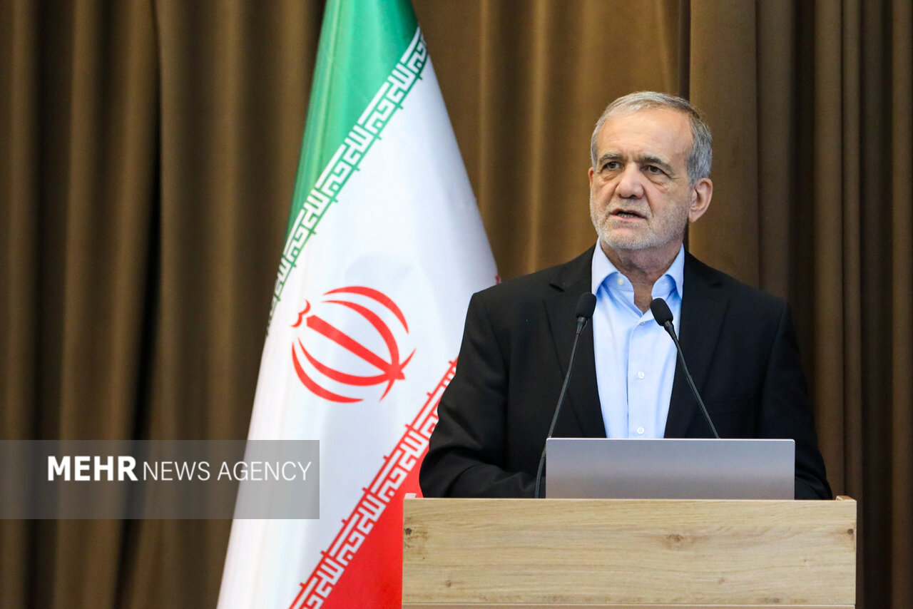 پزشکیان: لیاقت مردم ما چشم اندازی است که رهبری تعیین کرده
اند