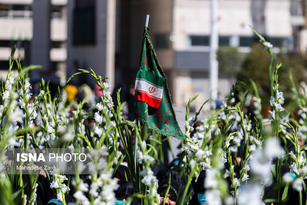 دختران خورشید حرم مطهر رضوی را گلباران کردند