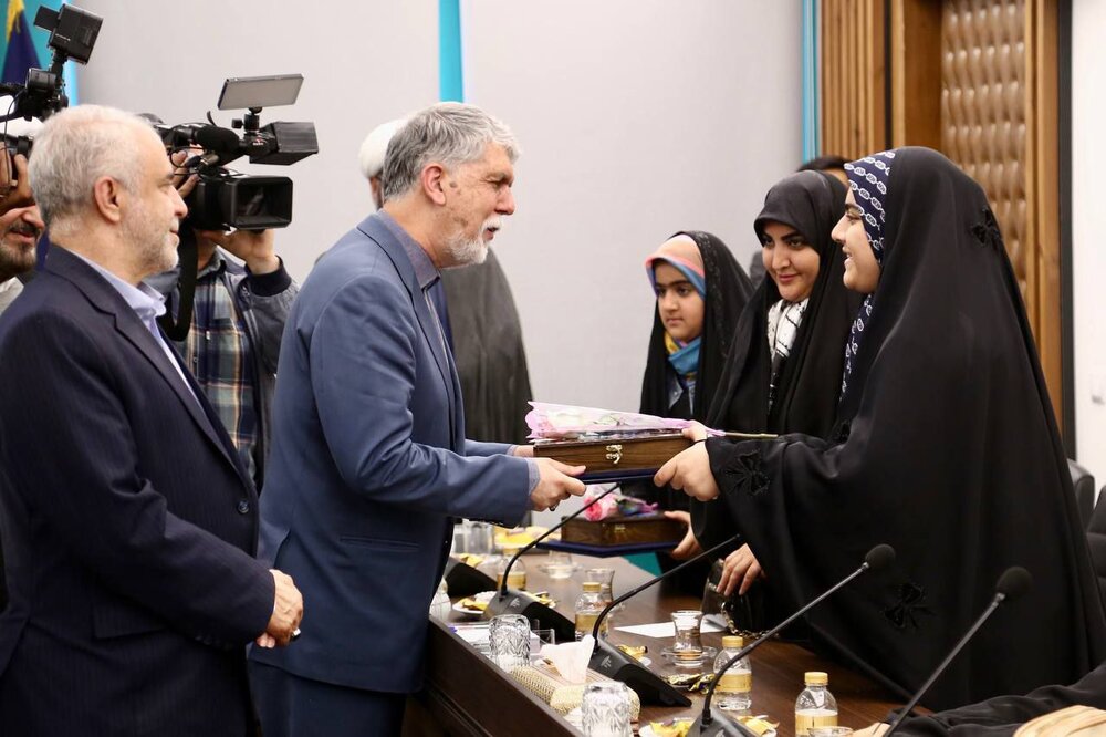 مساجد به محلی برای تجلیل از خانواده‌های شهدا تبدیل می‌شود