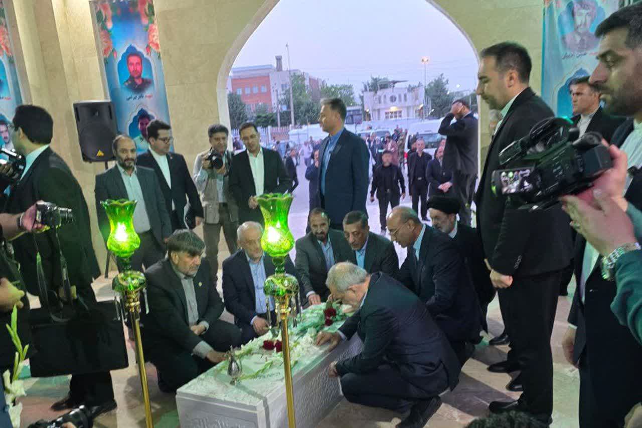 رئیس‌جمهور در بدو ورود به کرمانشاه با خانواده‌های معظم شهدا دیدار کرد
