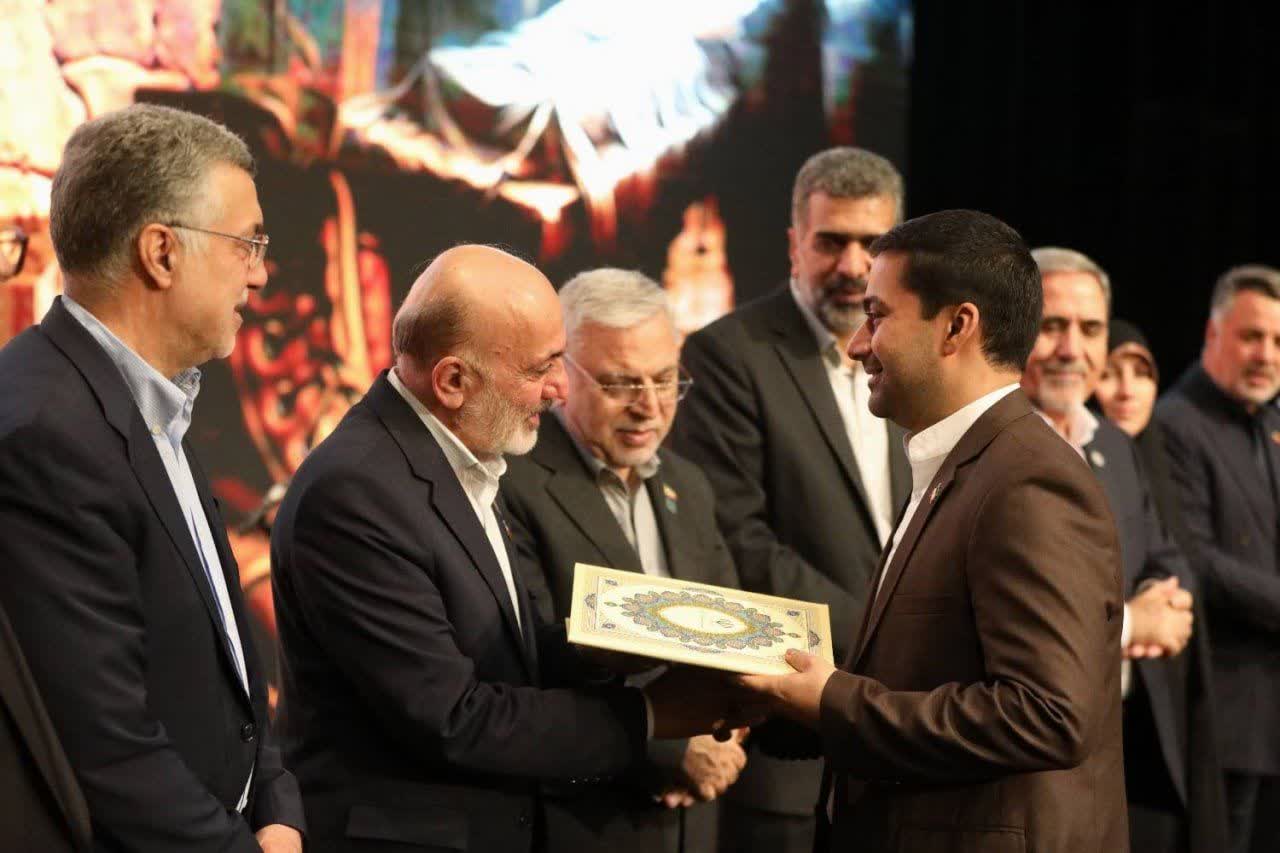 تقدیر وزیر بهداشت از مدیر روابط عمومی دانشگاه علوم پزشکی کرمانشاه در همایش ملی «در امتداد ایثار