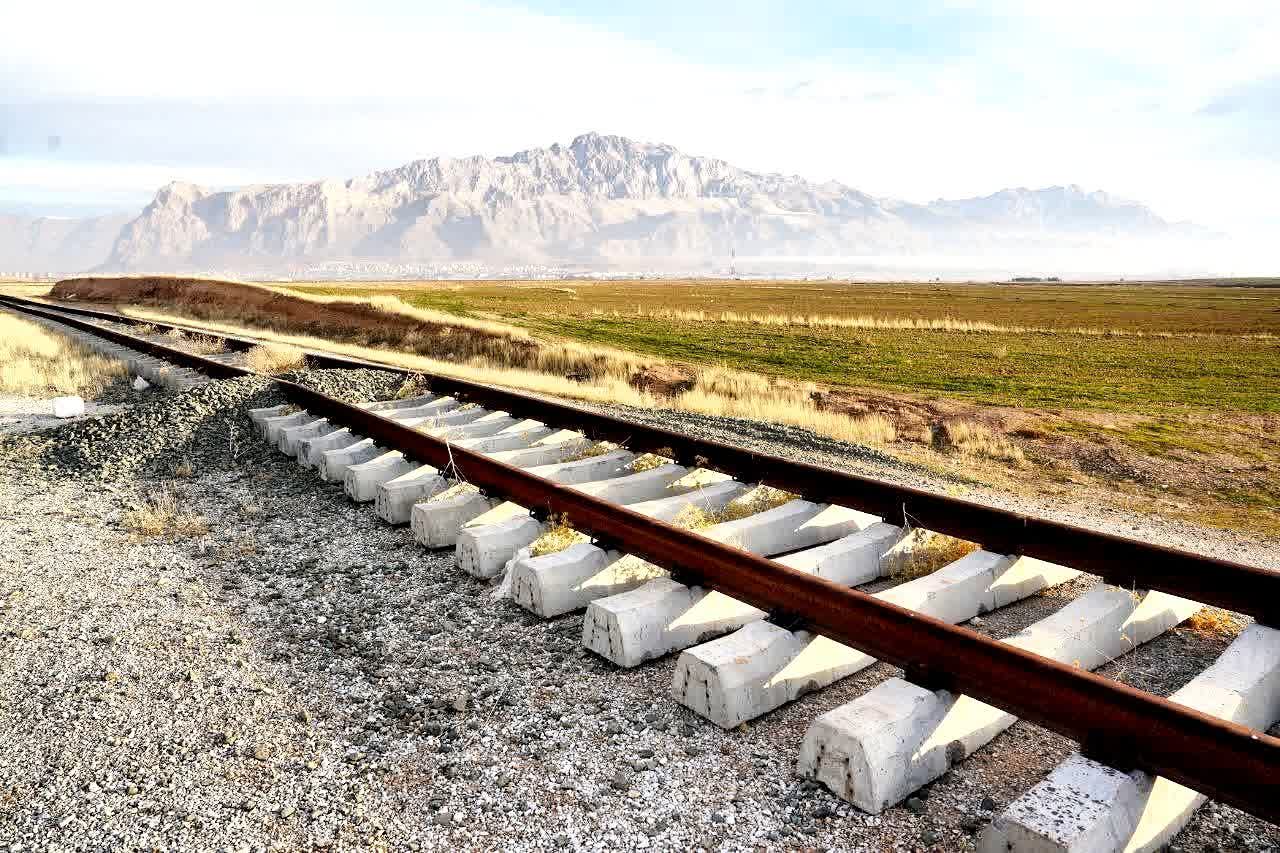 گام بلند برای تکمیل کریدور ریلی شرق به غرب ایران / راه‌آهن غرب کشور در مسیر اتصال به عراق