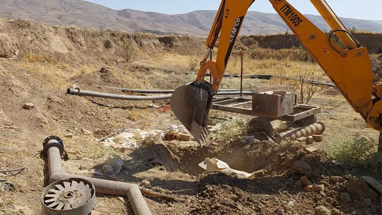 با حمایت دادستان کنگاور؛ ۶ حلقه چاه غیرمجاز در شهر گودین مسدود شد