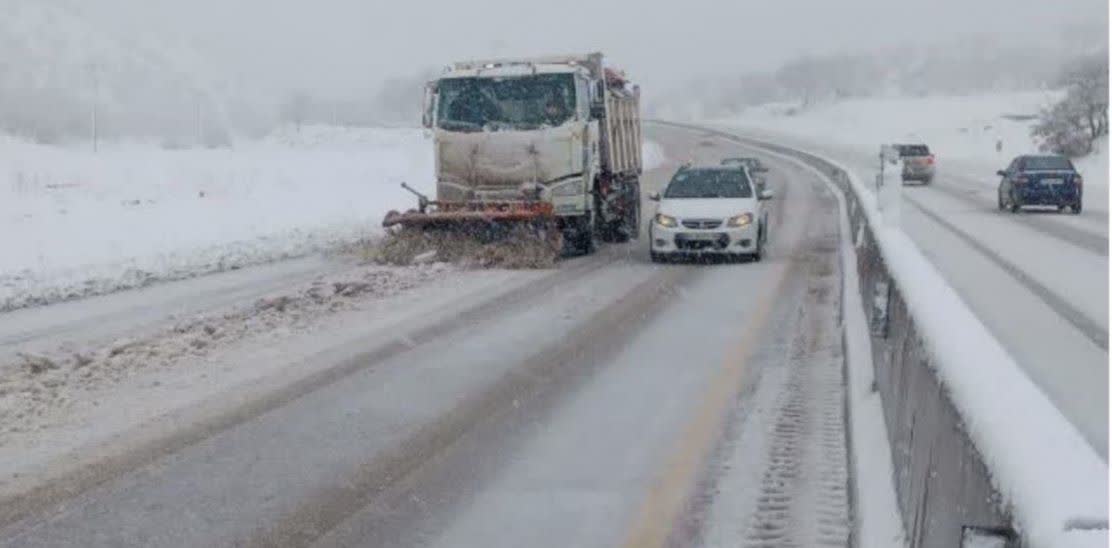 برف‌روبی بیش از ۴۷۰۰ کیلومتر‌باند از جاده‌های کرمانشاه توسط راهداری
