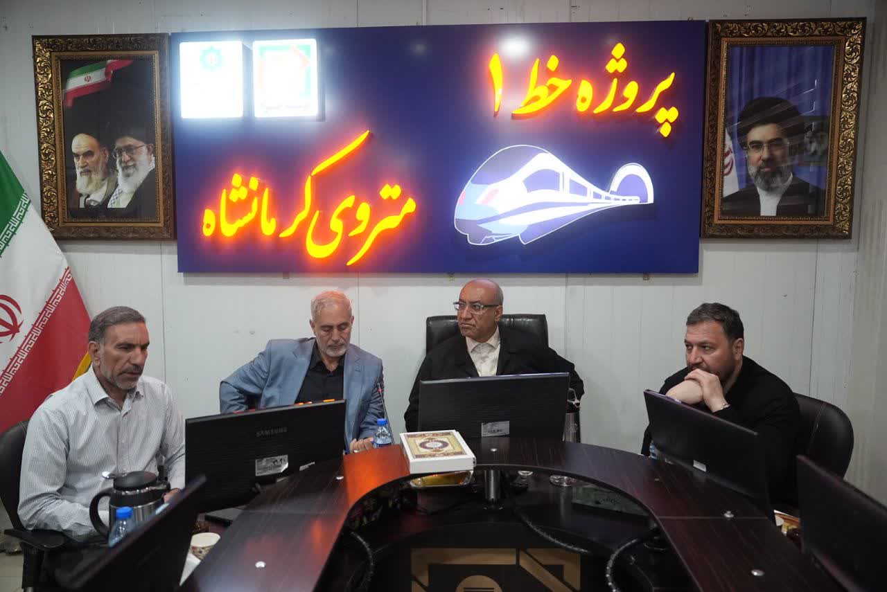 بازدید استاندار و نمایندگان کرمانشاه از بزرگترین پروژه درون‌شهری غرب کشور   شهردار کرمانشاه / فاز اول پروژه ۶۵ درصد پیشرفت دارد/ ۲.۸ کیلومتر  ریل‌گذاری شده است