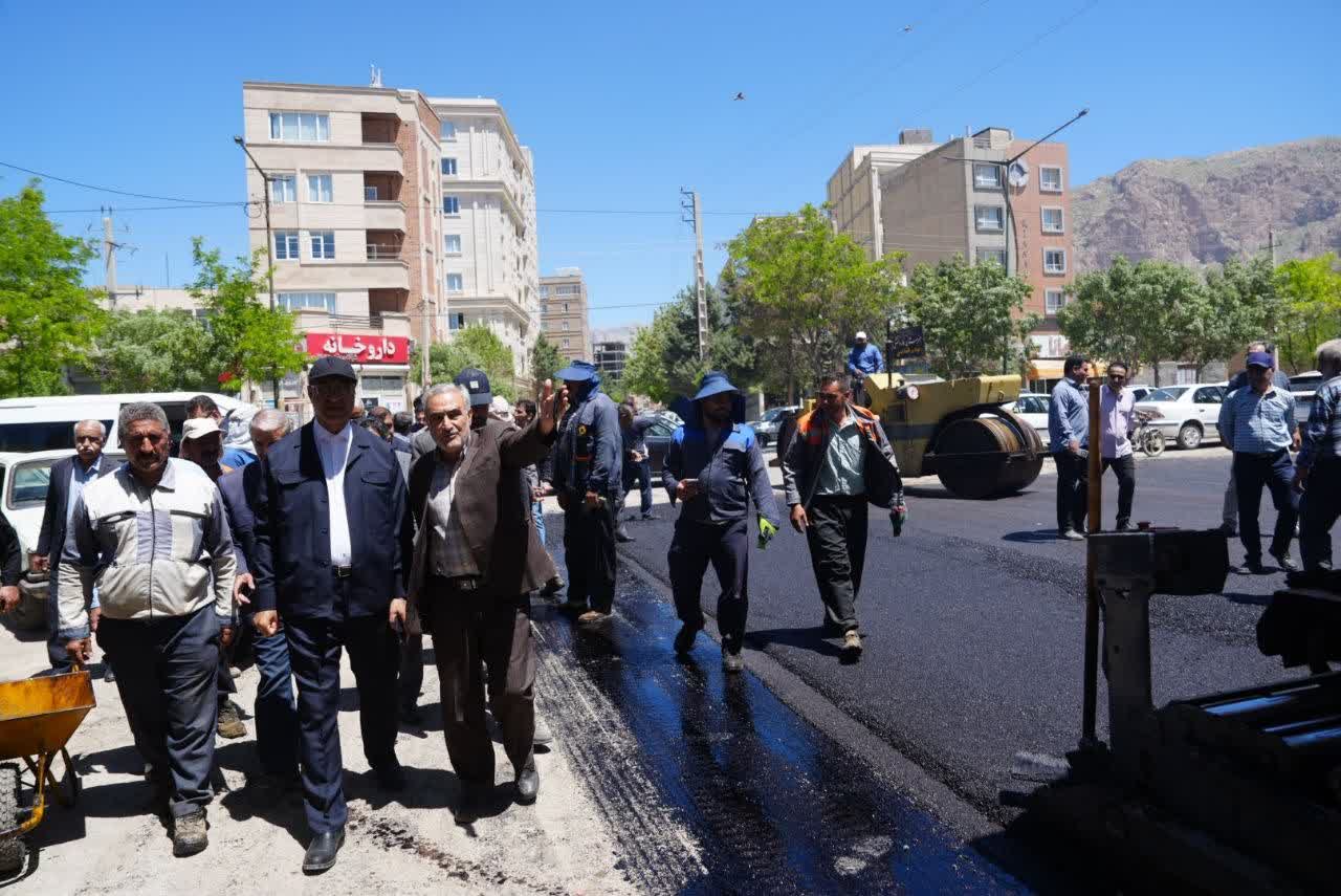 نهضت آسفالت در کرمانشاه کلید خورد/ استفاده از صد‌ها هزار تن آسفالت در معابر طی ۶ ماه آینده