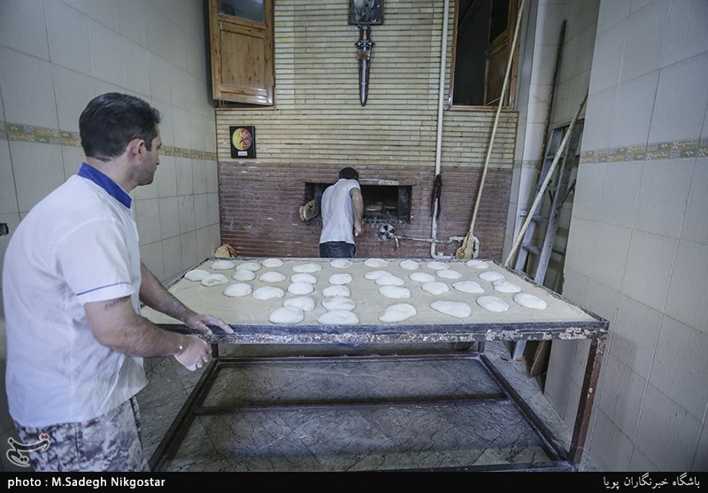 جهاد آستان قدس در عرصه پخت نان صلواتی/ عطر خوش نان به محلات محروم مشهد رسید