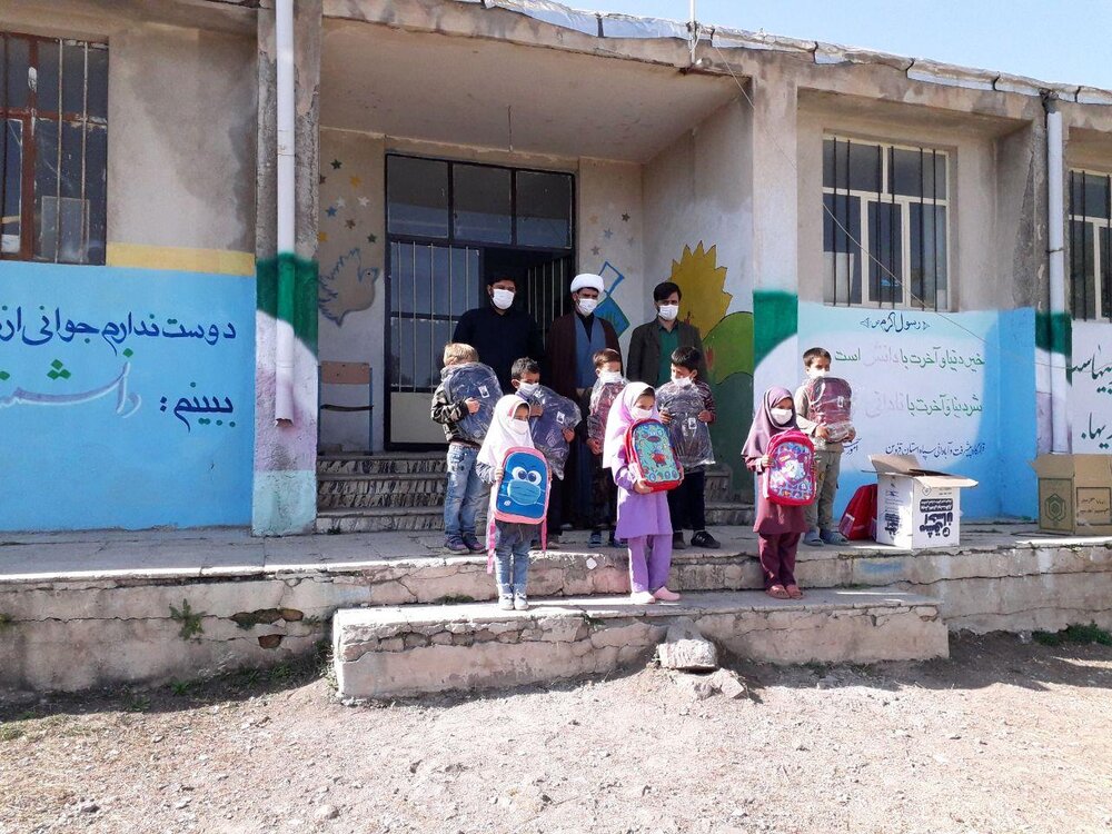 اهدای بسته‌های لوازم التحریر به دانش‌آموزان روستاهای قزوین