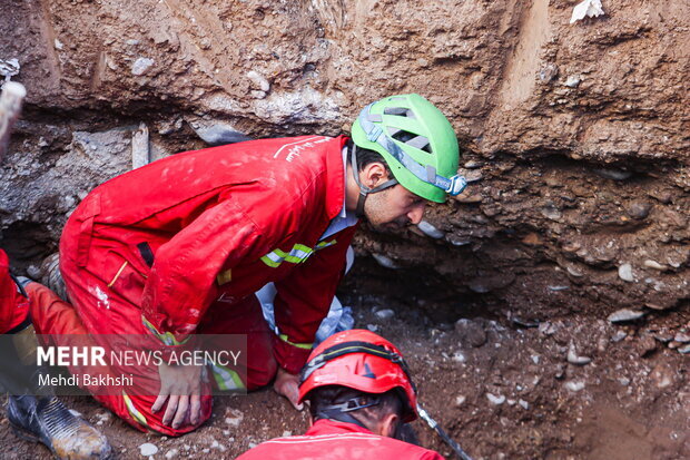 خارج کردن جسد مرد ۴۲ ساله از چاهی با عمق ۲۰ متر در اراک