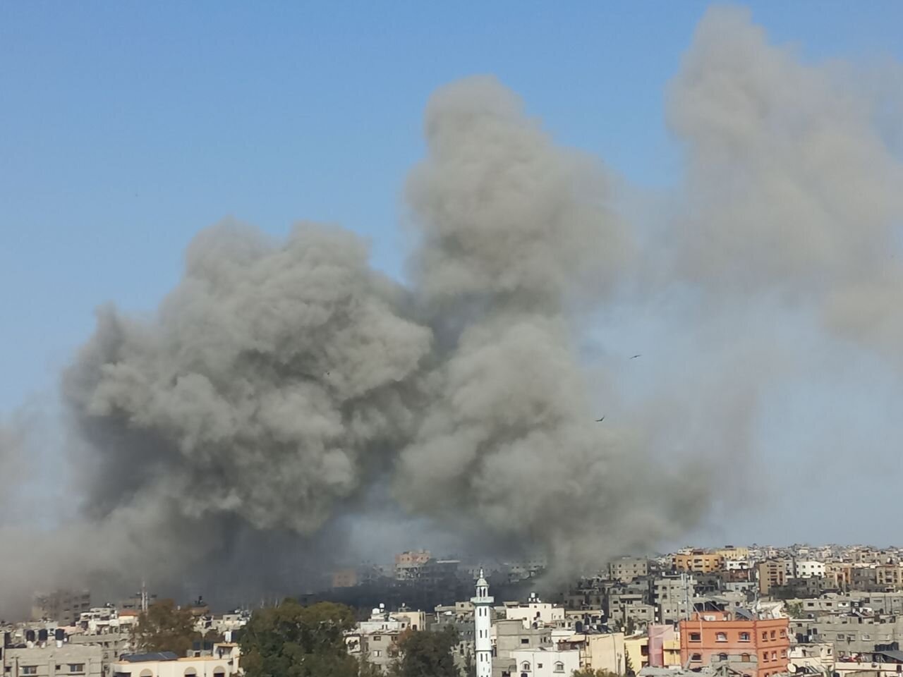 غزه از زمین، هوا و دریا زیر آتش قرار گرفت