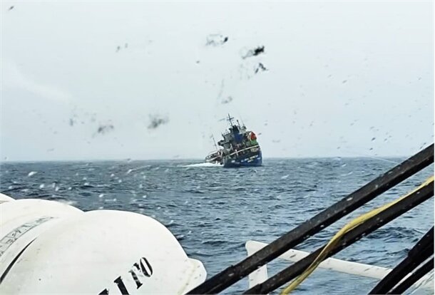نجات ۲۱ سرنشین کشتی خارجی در آب‌های جاسک