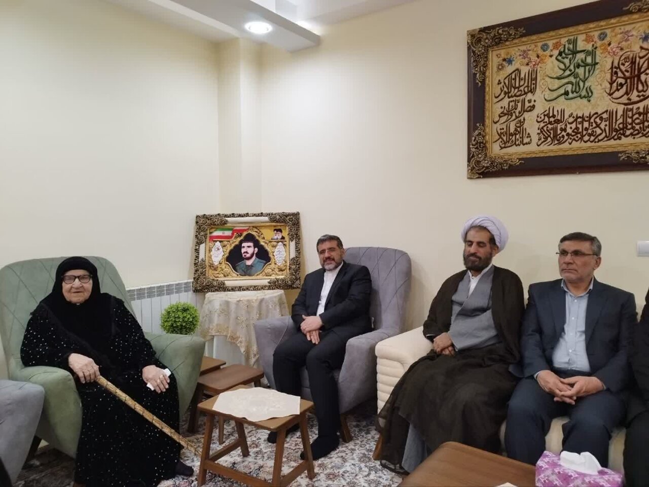 وزیر فرهنگ و ارشاد اسلام با خانواده شهید امامی در ایوان دیدار کرد